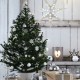Plastgranar. Julstämning med en barrfri gran