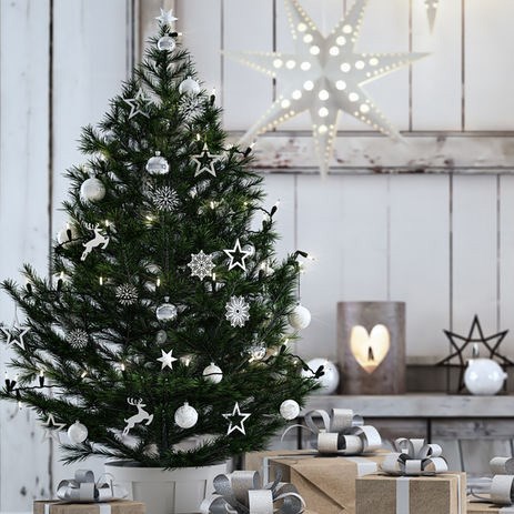 Plastgranar. Julstämning med en barrfri gran