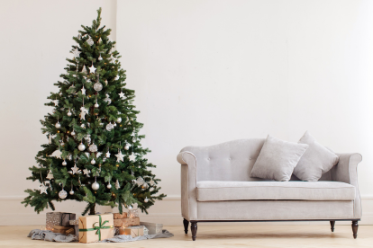 Plastgranar. Julstämning med en barrfri gran