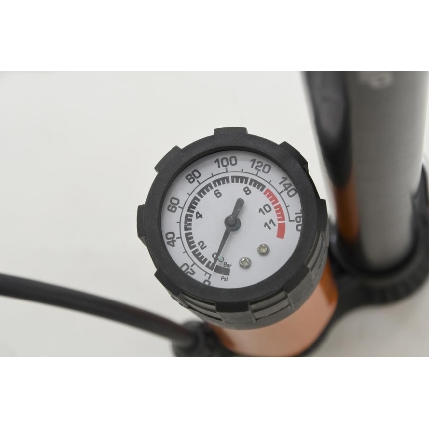 Air hand pump with pressure gauge
