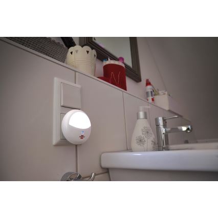Brennenstuhl - LED navigationslampa med stickkontakt with a sensor LED/0,85W/230V