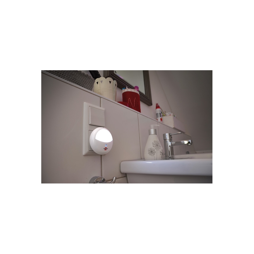 Brennenstuhl - LED navigationslampa med stickkontakt with a sensor LED/0,85W/230V