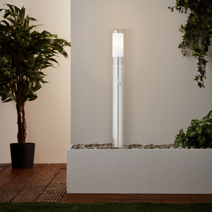Brilliant - LED Utomhuslampa med sensor LEIGH LED/0,9W/230V + 1xE27/11W 80 cm IP44 skinande krom