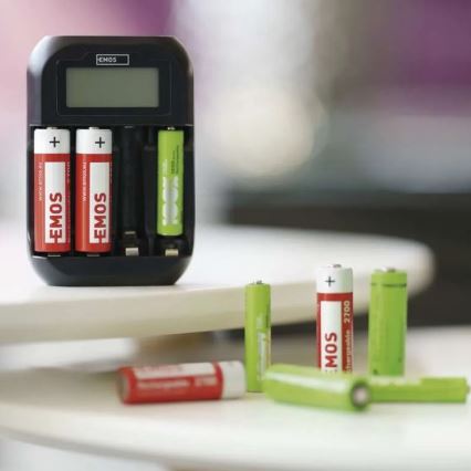 Batteriladdare med LCD display 4xAA/AAA 5V