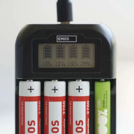 Batteriladdare med LCD display 4xAA/AAA 5V