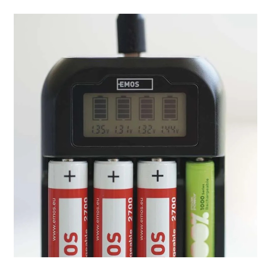 Batteriladdare med LCD display 4xAA/AAA 5V