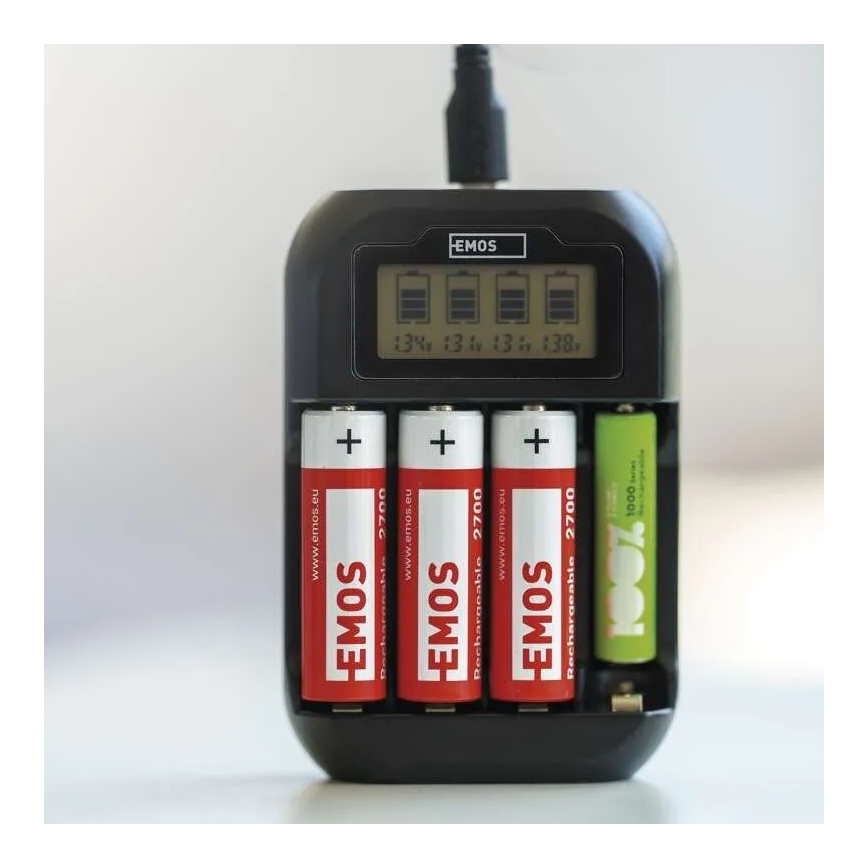 Batteriladdare med LCD display 4xAA/AAA 5V