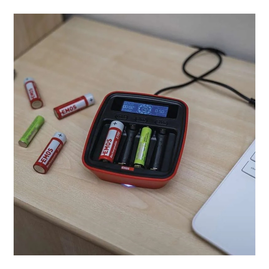 Batteriladdare med LCD display 4xAA/AAA 5V