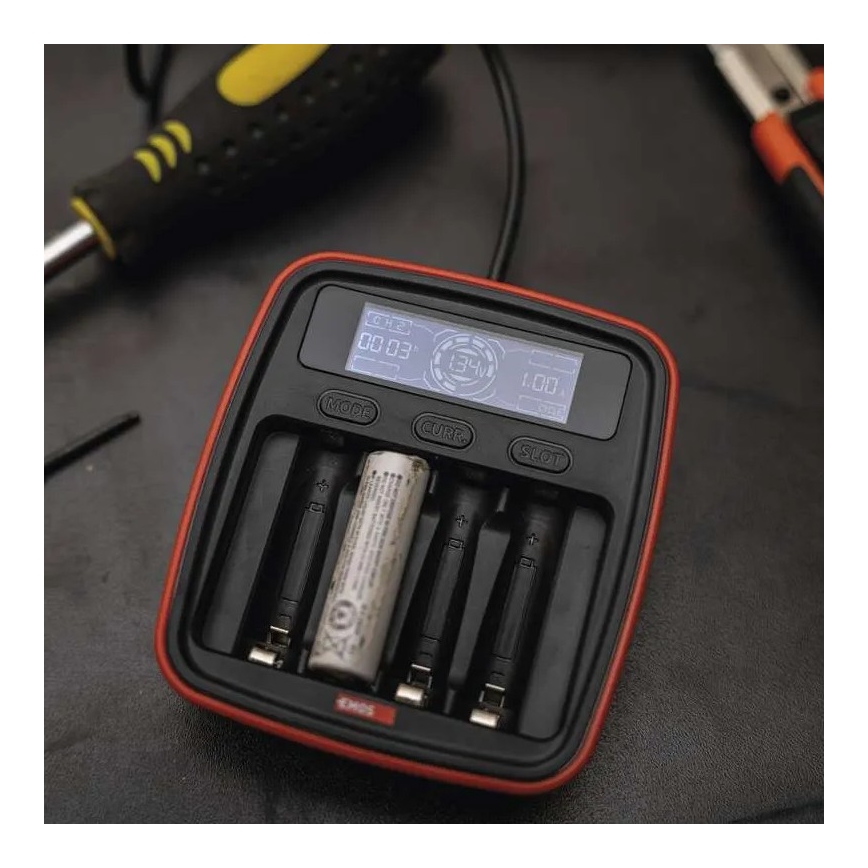 Batteriladdare med LCD display 4xAA/AAA 5V