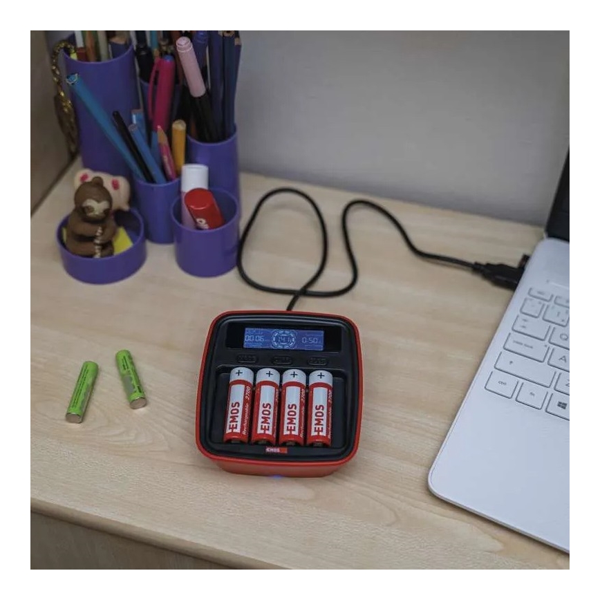 Batteriladdare med LCD display 4xAA/AAA 5V