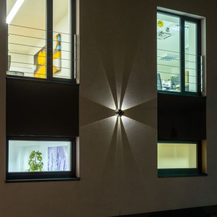LED solcellsvägglampa med sensor LED/2W/5V IP54 1300 mAh