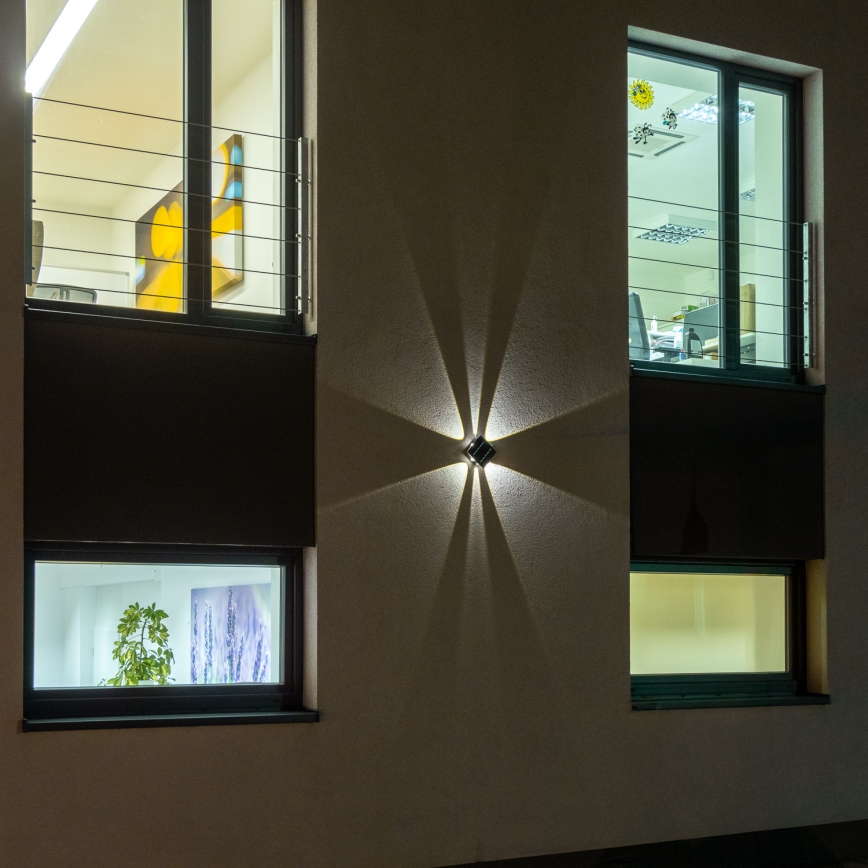 LED solcellsvägglampa med sensor LED/2W/5V IP54 1300 mAh