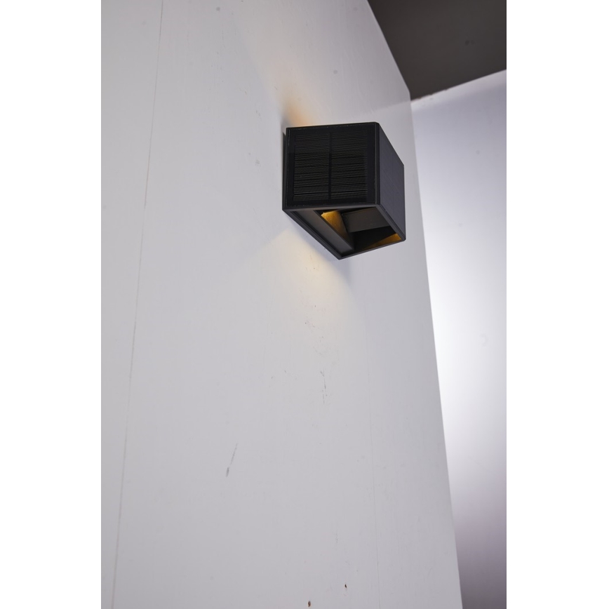 LED solcellsvägglampa med sensor LED/2W/5V IP54 1300 mAh