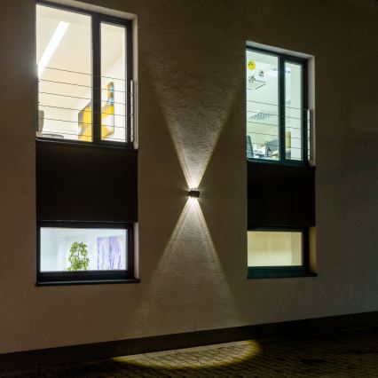 LED solcellsvägglampa med sensor LED/2W/5V IP54 1300 mAh