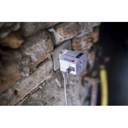 Internationell reseadapter 230V + 2x USB port