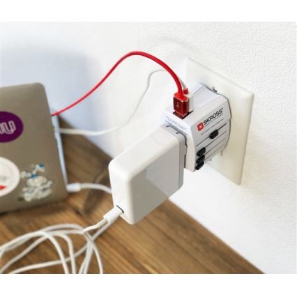 Internationell reseadapter 230V + 2x USB port
