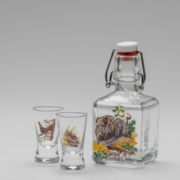 Kit 1x glasflaska och 2x snappsglas genomskinlig med vildsvinmotiv