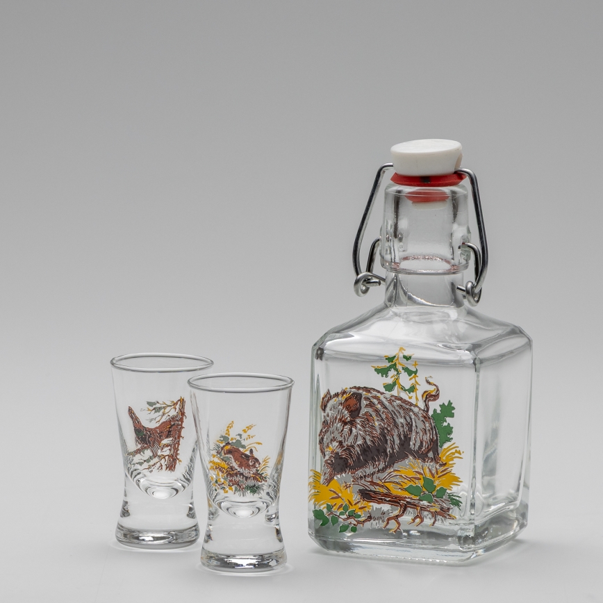 Kit 1x glasflaska och 2x snappsglas genomskinlig med vildsvinmotiv