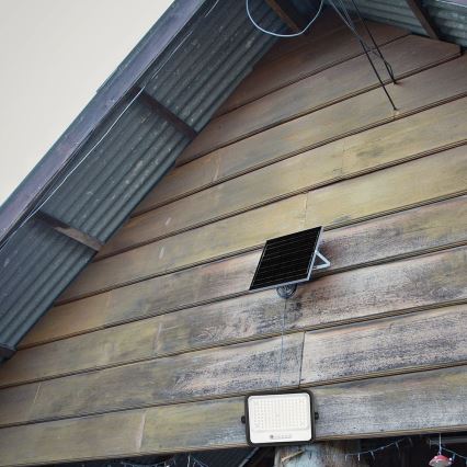 Dimbart solcellsspotlight LED/300W/3,2V 2000-8000K IP65 15000 mAh svart + fjärrkontroll