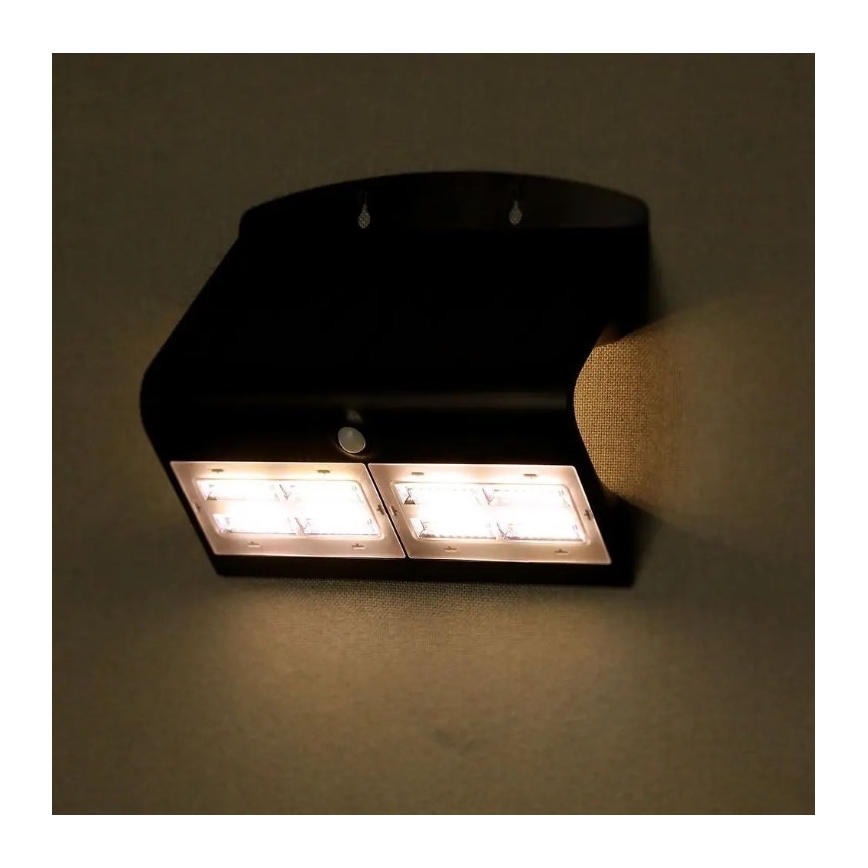 LED Solcell väggbelysning med sensor LED/7W/3,7V 4000K IP65 svart