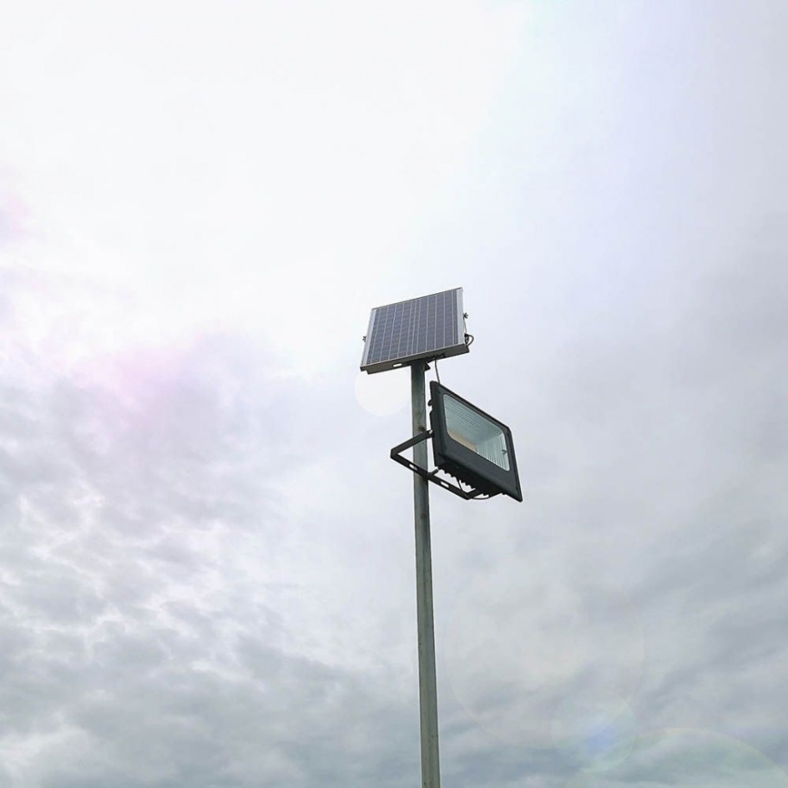LED Solcellstrålkastare utomhus LED/40W/10V IP65 6000K + fjärrkontroll