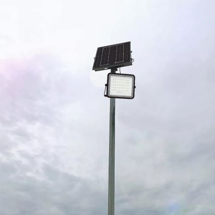 LED Utomhus ljusreglerad solcell strålkastare LED/6W/3,2V IP65 6400K 5000 mAh svart + fjärrkontroll