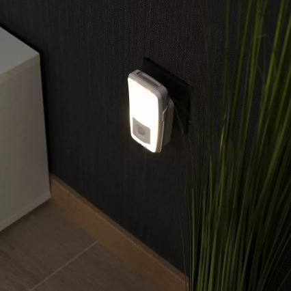 Ledvance - LED navigationslampa med stickkontakt med sensor LUNETTA LED/2W/230V