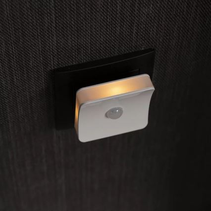 Ledvance - LED RGB Orienteringslampa med sensor för vägguttag LUNETTA LED/0,3W/230V