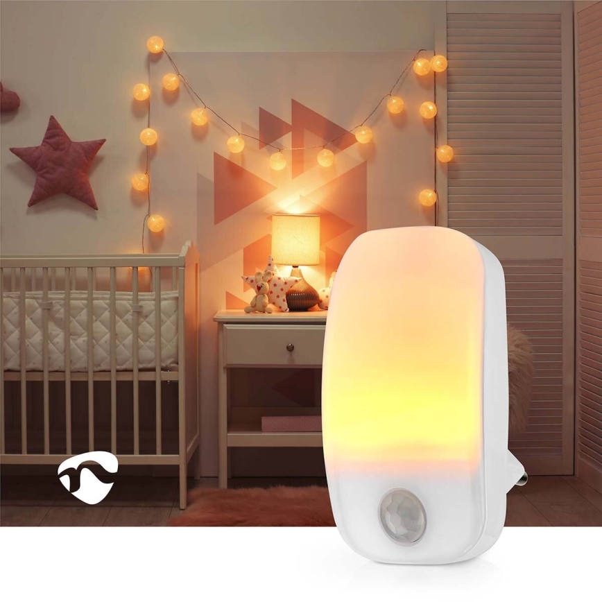 LED navigationslampa med stickkontakt med motion och skymningssensor LED/0,55W/230V vit