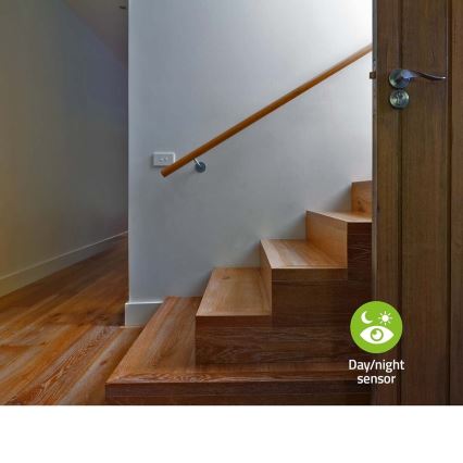 LED navigationslampa med stickkontakt med motion och skymningssensor LED/0,55W/230V vit