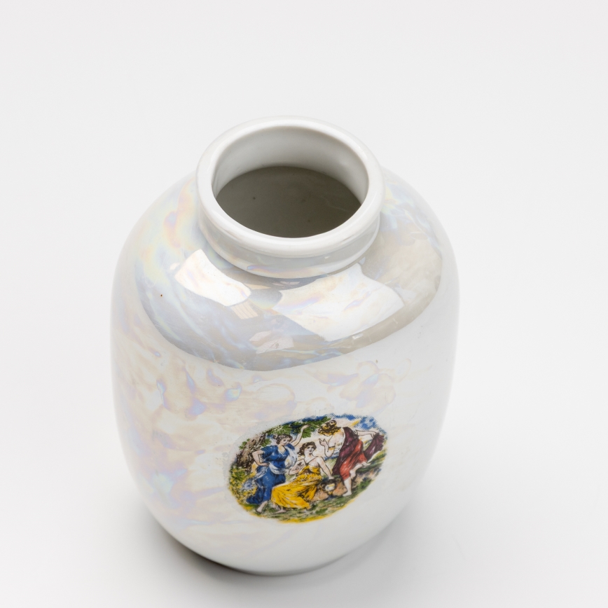 Porslin vas 12,5x9 cm pärlfärgad vit graceringar
