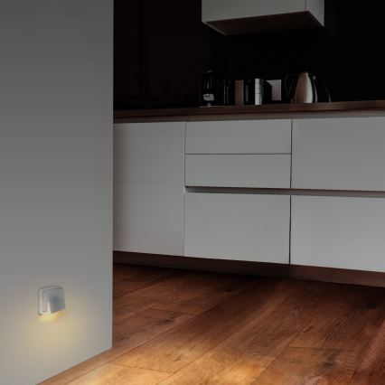 LED nattlampa med skymningssensor till ett uttag LED/0,5W/230V 3000K