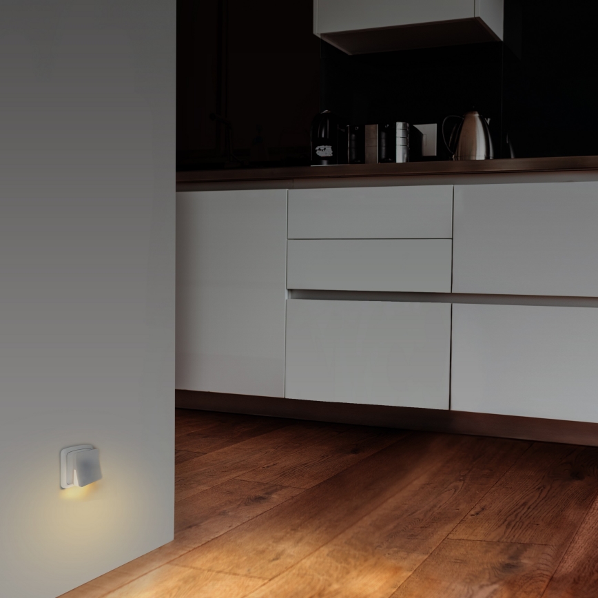LED nattlampa med skymningssensor till ett uttag LED/0,5W/230V 3000K