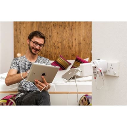 Universell reseadapter för hela världen 230V + USB port