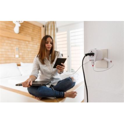 Universell reseadapter för hela världen 230V + USB port