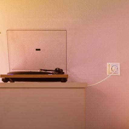 WiZ - Smart uttag E 2300W + effektmätare Wi-Fi